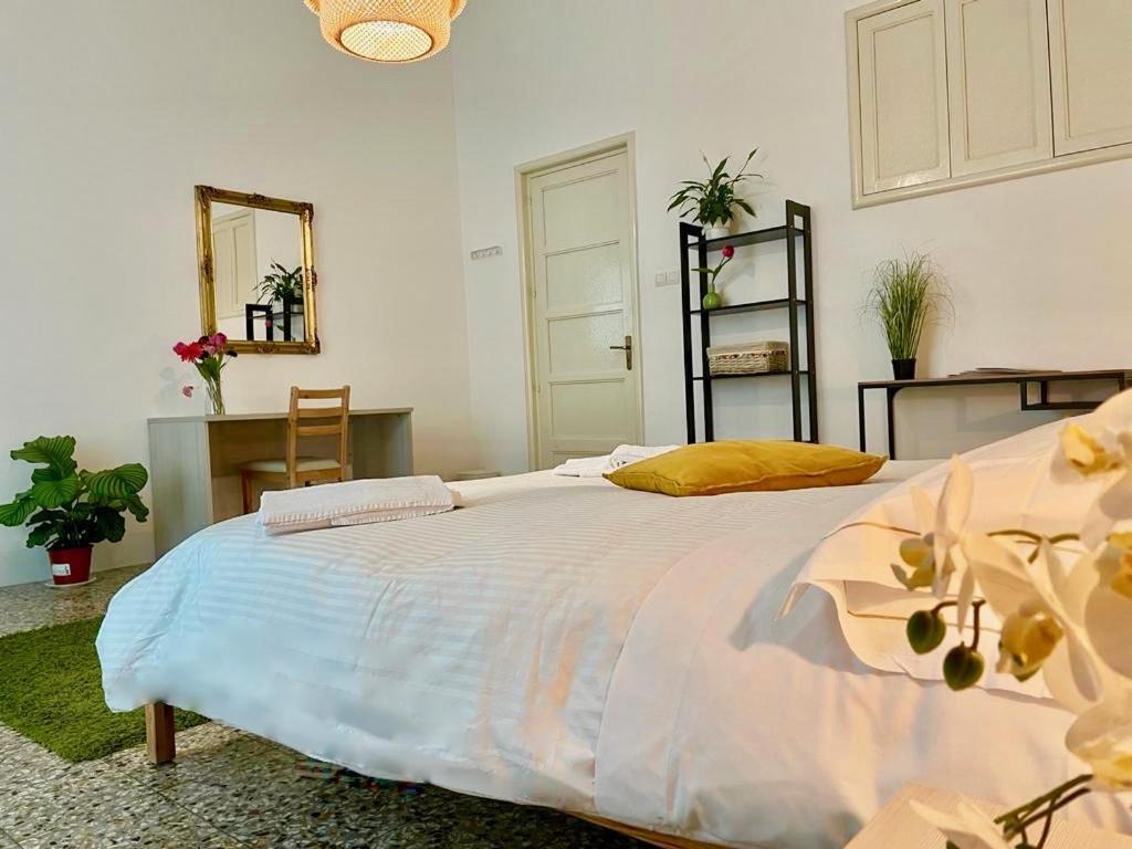 Bed and Breakfast Living Simply Катанія Екстер'єр фото